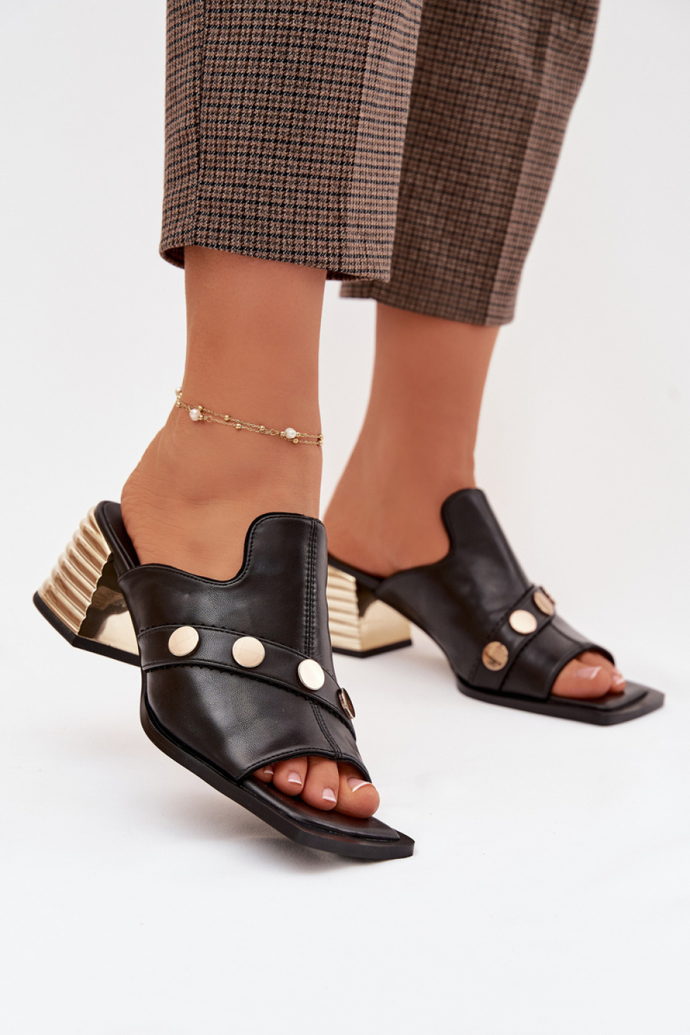 Hakken slippers model 225350 Step in style